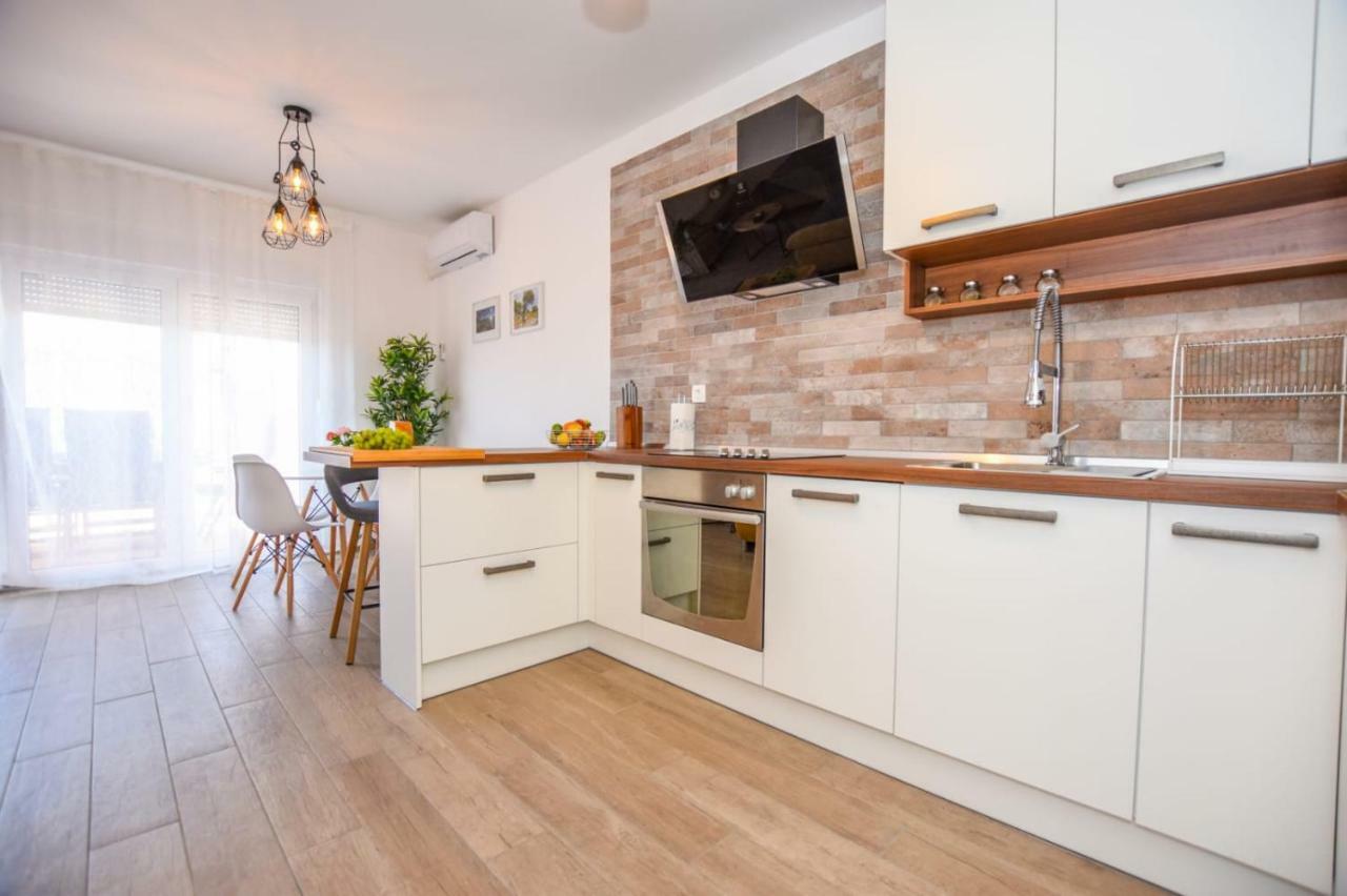 Apartment Milena 8 *