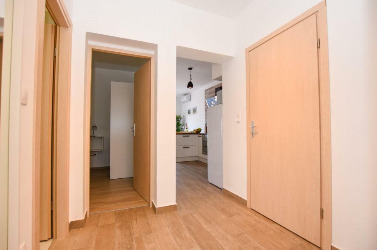 Milena 8 Apartment Mandre